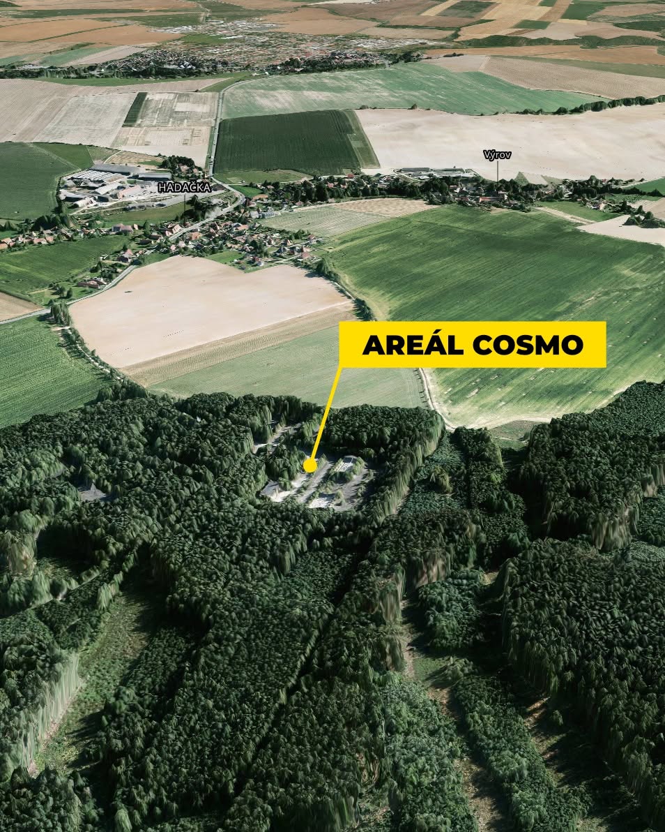 Luftaufnahme des Areál Cosmo, versteckt in den Wäldern bei der Gemeinde Výrov nahe Pilsen